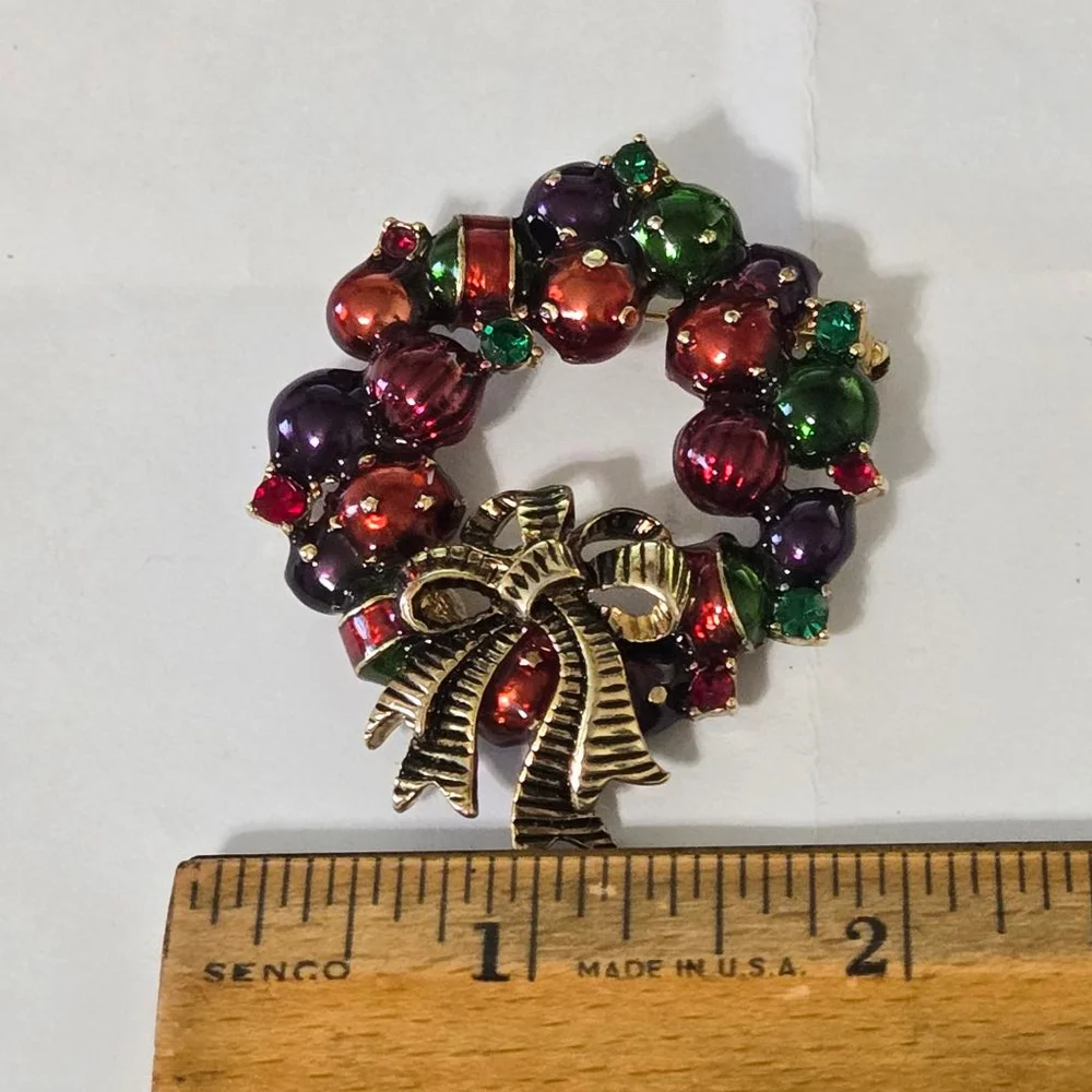 Vintage Christmas Wreath Brooch Pin Red Green Purple Goldtone Women's Holiday
